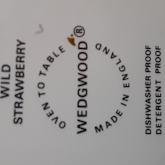 Wedgwood England Wild Strawberry Gravy Boat Melting Sauce Pot Pour Spout Handle - Picture 6 of 6